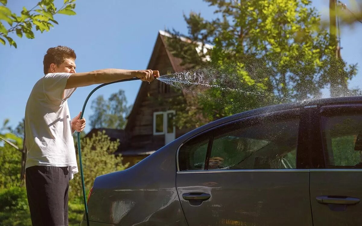 За мойку автомобиля на территории СНТ теперь полагается штраф до ₽10 тыс. Фото: zr.ru