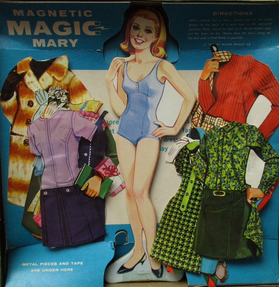 Кукла с гардеробом в открытой коробке.