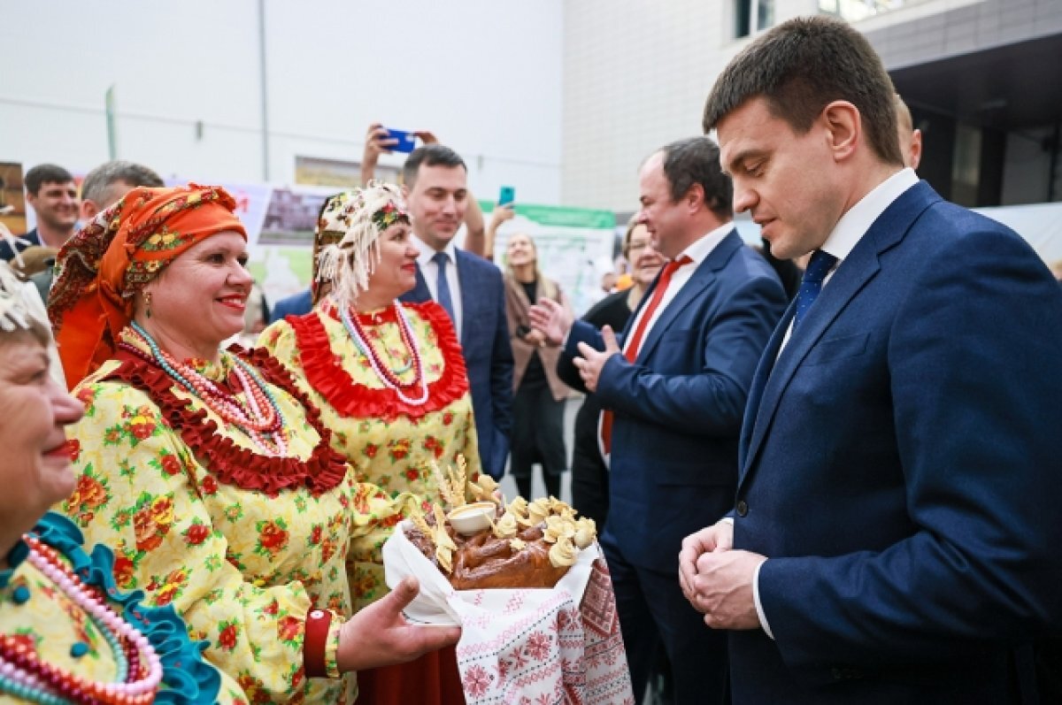    По традиции, гостей встречали хлебом-солью.