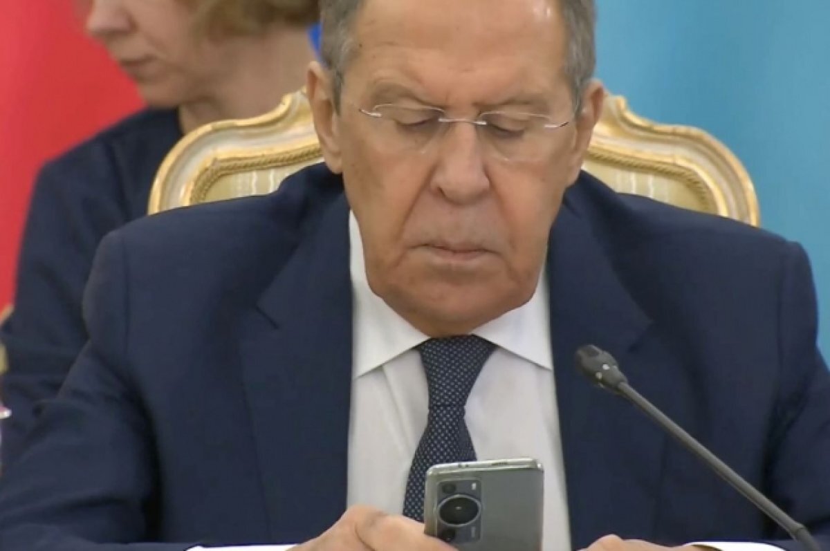    Лавров показал личный телефон китайского производителя