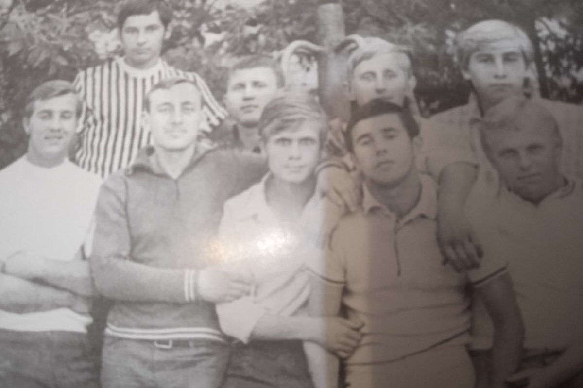 Большая история группировок в Казани началась с ОПГ "Тяп-Ляп". Второй слева внизу - Сергей Антипов.