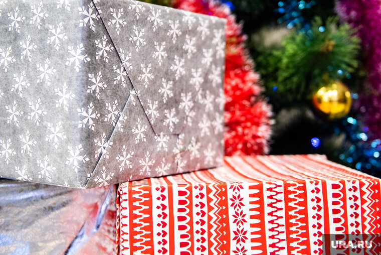    Югорчане считают худшими подарками одежду, сувениры и косметику