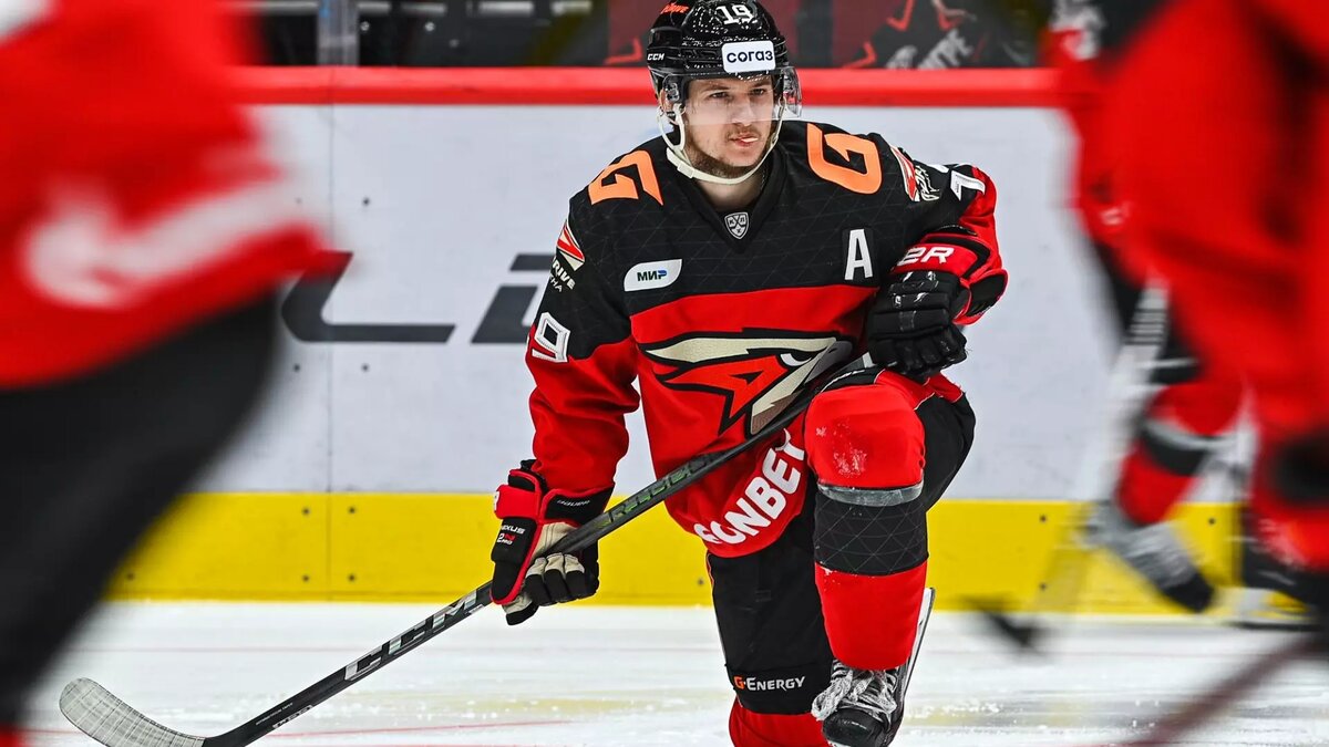     Хоккеист набирает очки уже 15 матчей подряд и уже обгоняет ближайшего преследователя на 2 очка.