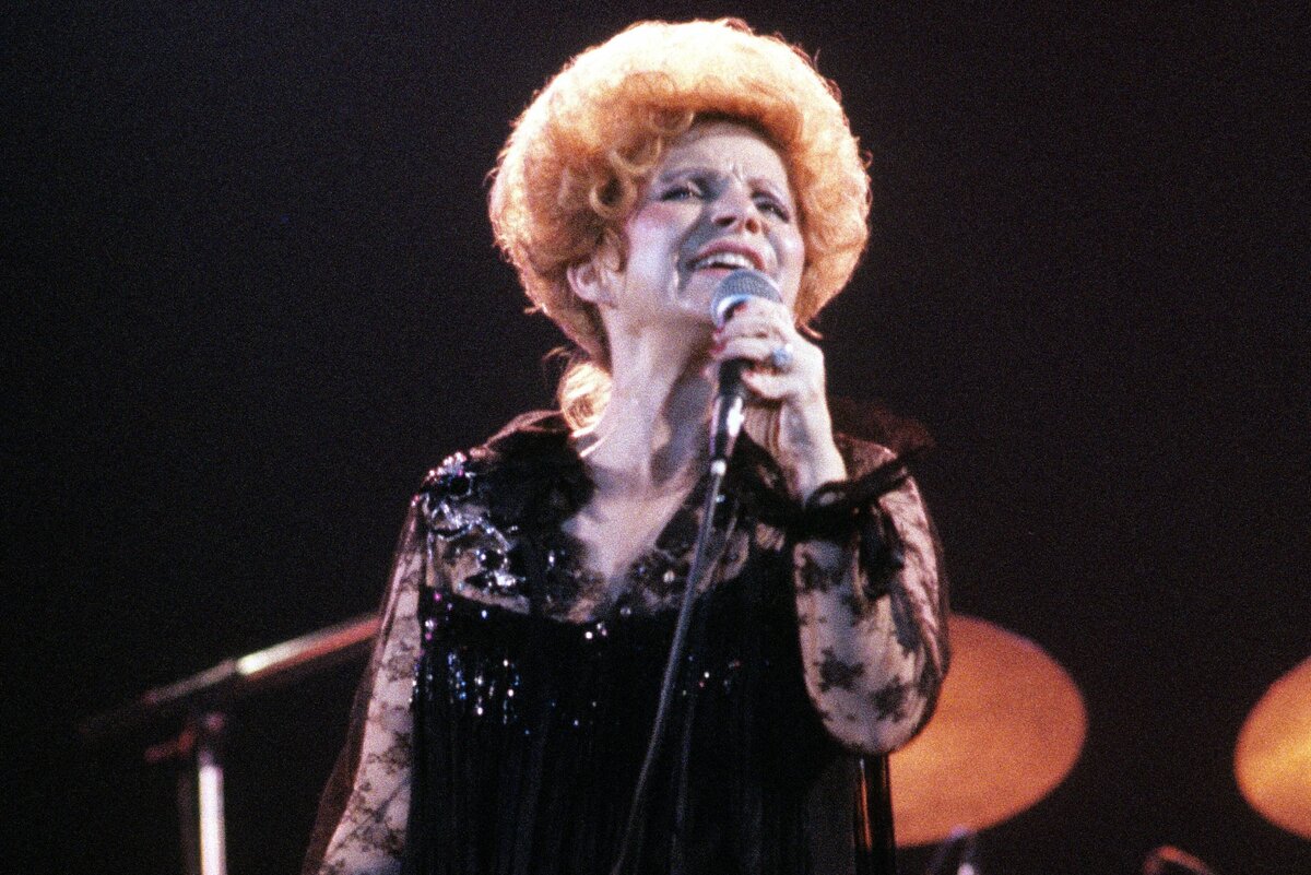     Песня Rockin' Around the Christmas Tree Бренды Ли впервые возглавила чарт Billboard Hot 100 — через 65 лет после релиза