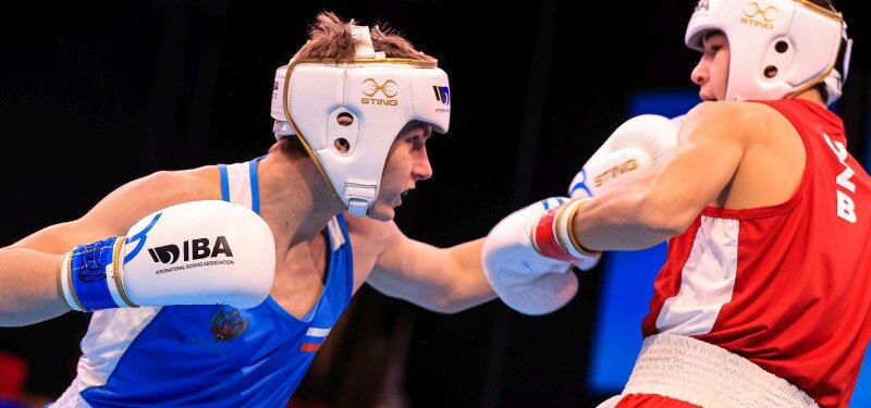 Эпизод из четвертьфинального боя Павла Кондрашова (в синем).