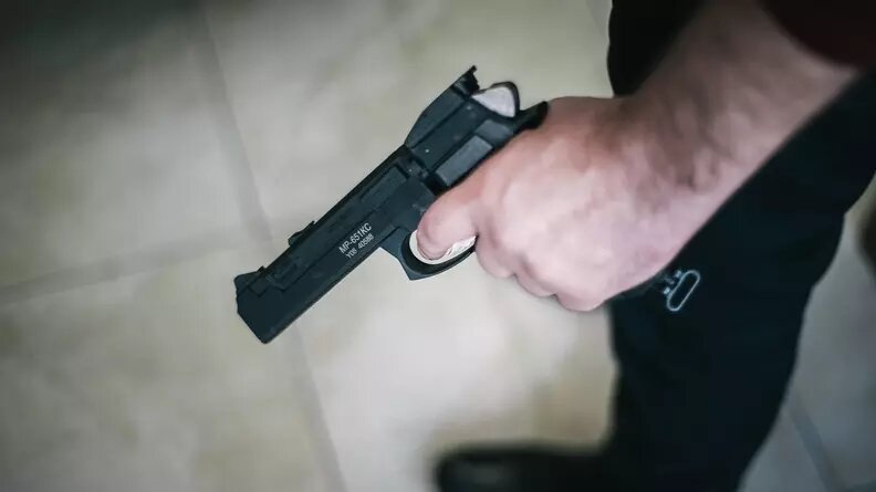     В июне этого года в Тюмени двое мужчин не поделили парковочное место. Конфликт между ними накалился настолько, что один из них достал травматический пистолет и выстрелил оппоненту в лицо. Теперь потерпевший просит с обвиняемого 15 млн рублей.