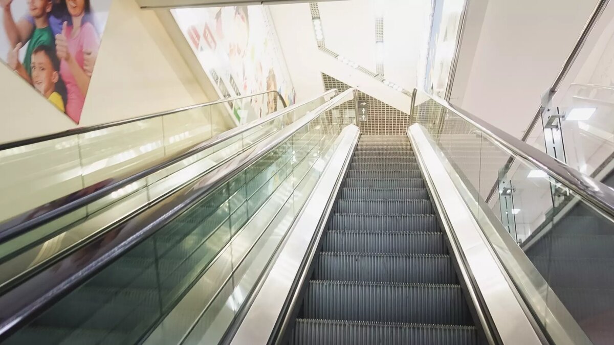     38-летняя жительница Сарова упала с высоты в местном торговом центре. Врачам не удалось ее спасти. Об этом NewsNN сообщил источник в экстренных службах.