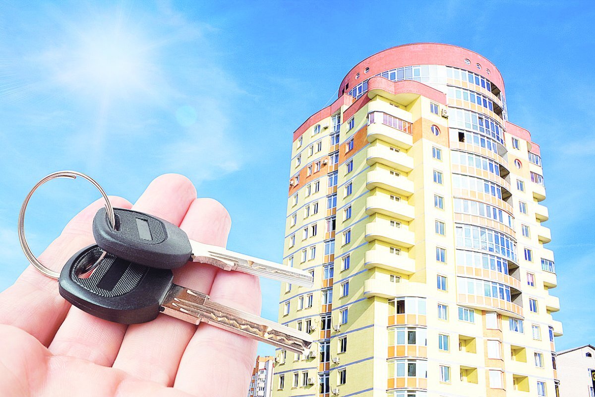    Семья получила ключи от благоустроенной квартиры.