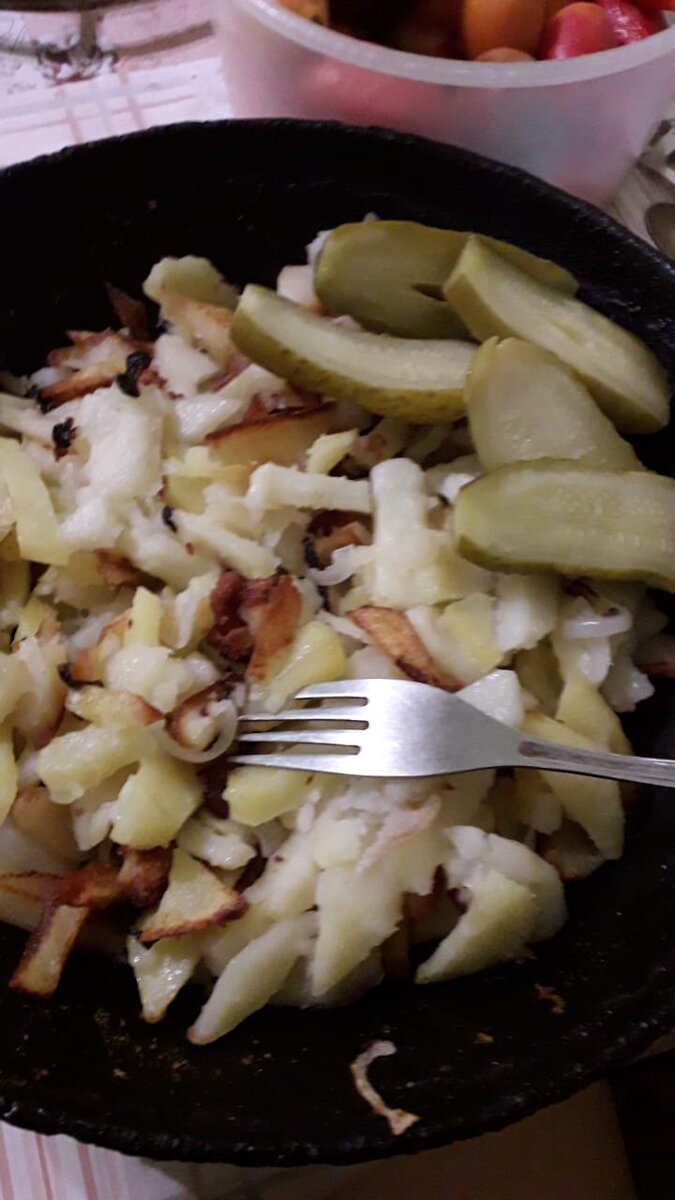 Тушёная картошка с маринованными огурцами: рецепт - Лайфхакер
