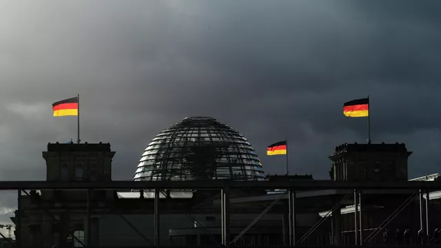 © AP Photo / Markus Schreiber Флаги на здании бундестага в Берлине, Германия. Архивное фото