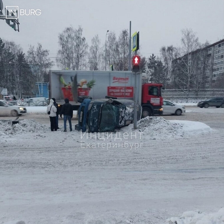    Иномарка опрокинулась на тротуар