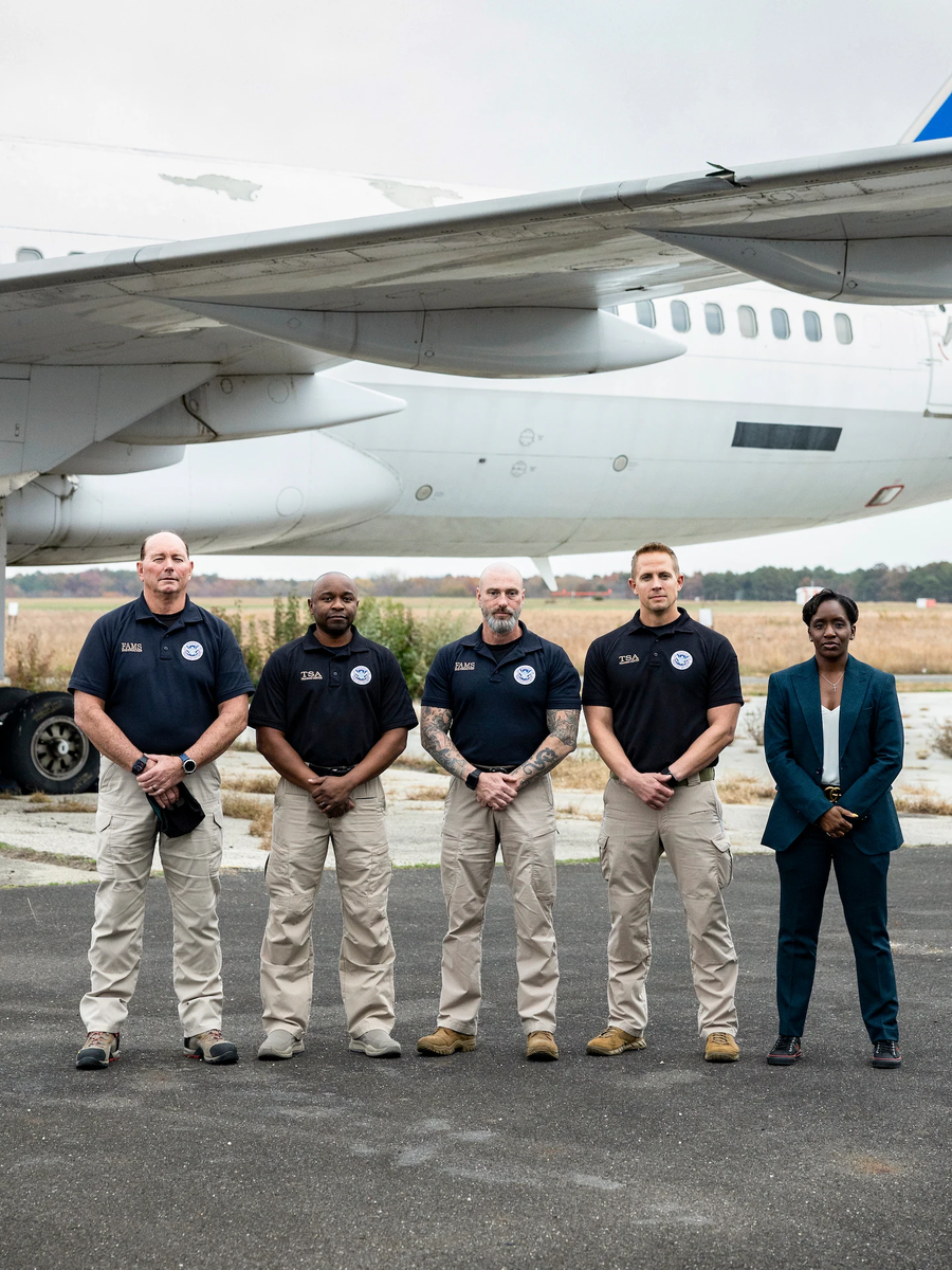 Тренеры воздушных маршалов, слева направо: Джон Таунсенд, Трейси Томпсон, Майкл Лафранс, Мартин Хайбах и Реджина Боатенг, учебный центр TSA в Атлантик-Сити 7 ноября. Все фото: Rachel Wisniewski для Washington Post