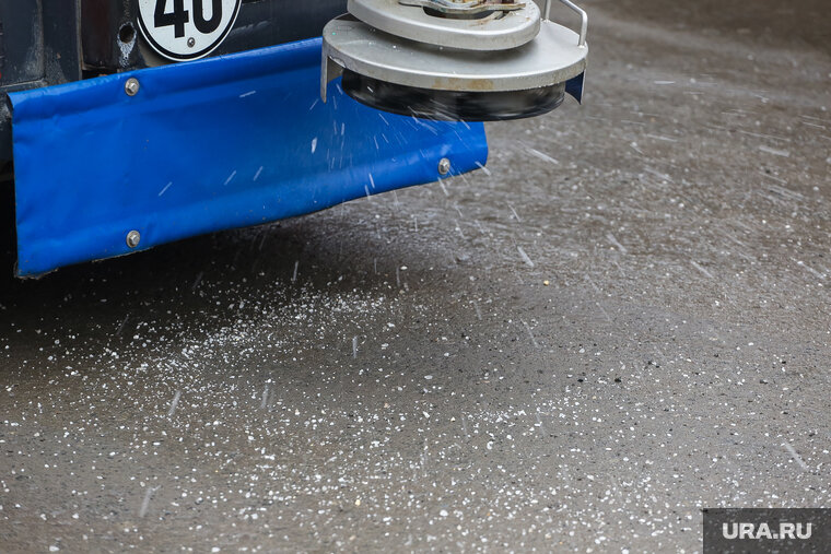    Ранее мэр города Руслан Кухарук отчитал дорожников и запретил им рассыпать соль «где попало»