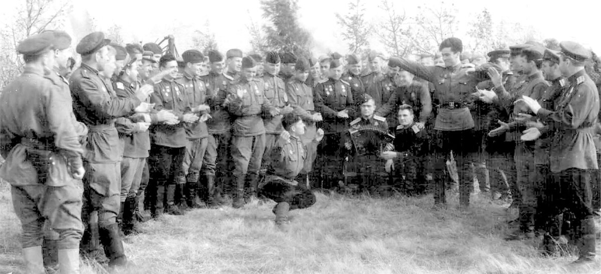 Измаил Аджиев в кругу фронтовых друзей исполняет кавказский танец