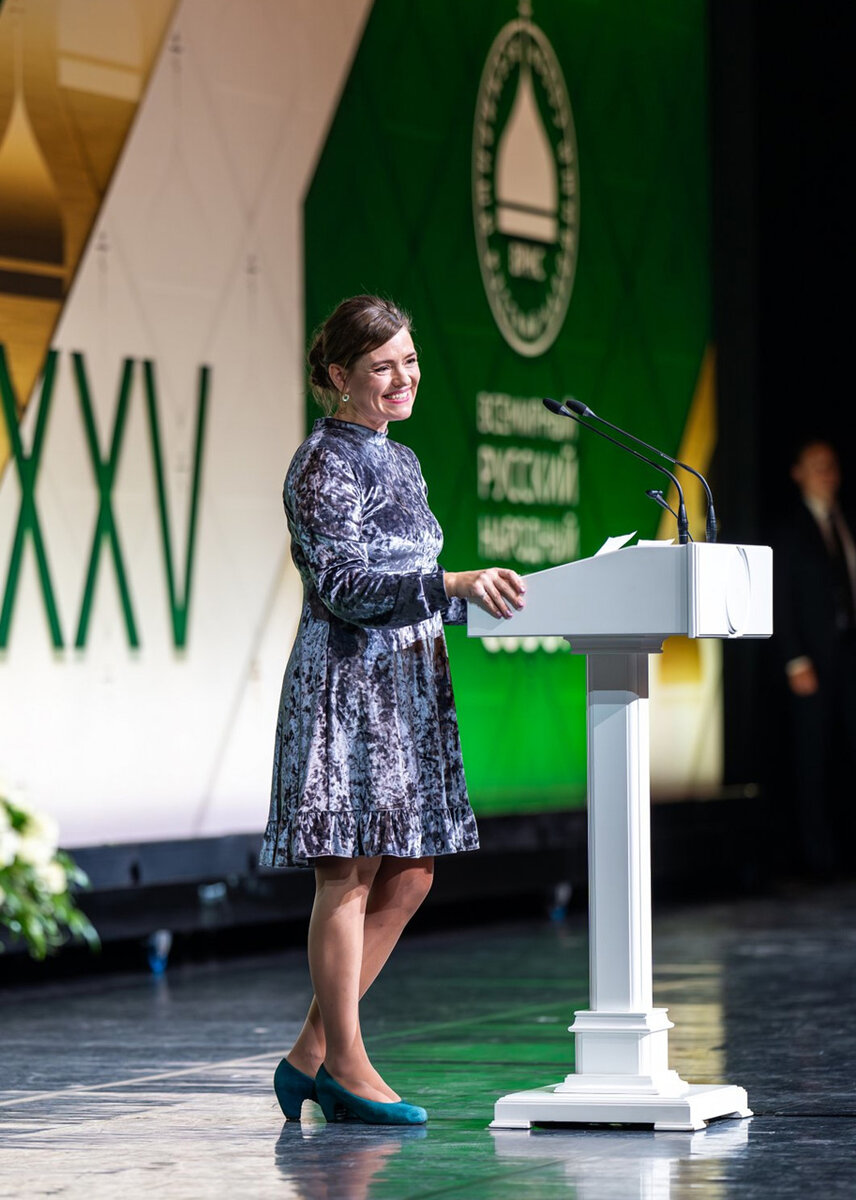 Выступает Мария Попова, мать десятерых детей. Фото фотослужбы московской патриархии.