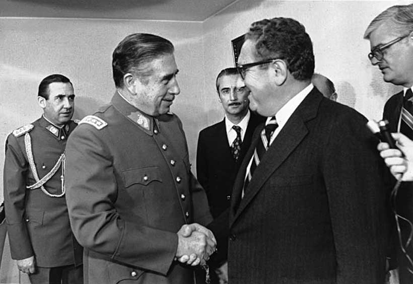 Аугусто Пиночет пожимает руку Киссинджеру в 1976 году. Этот файл доступен по лицензии Creative Commons Attribution 2.0 Чили, через Википедию.