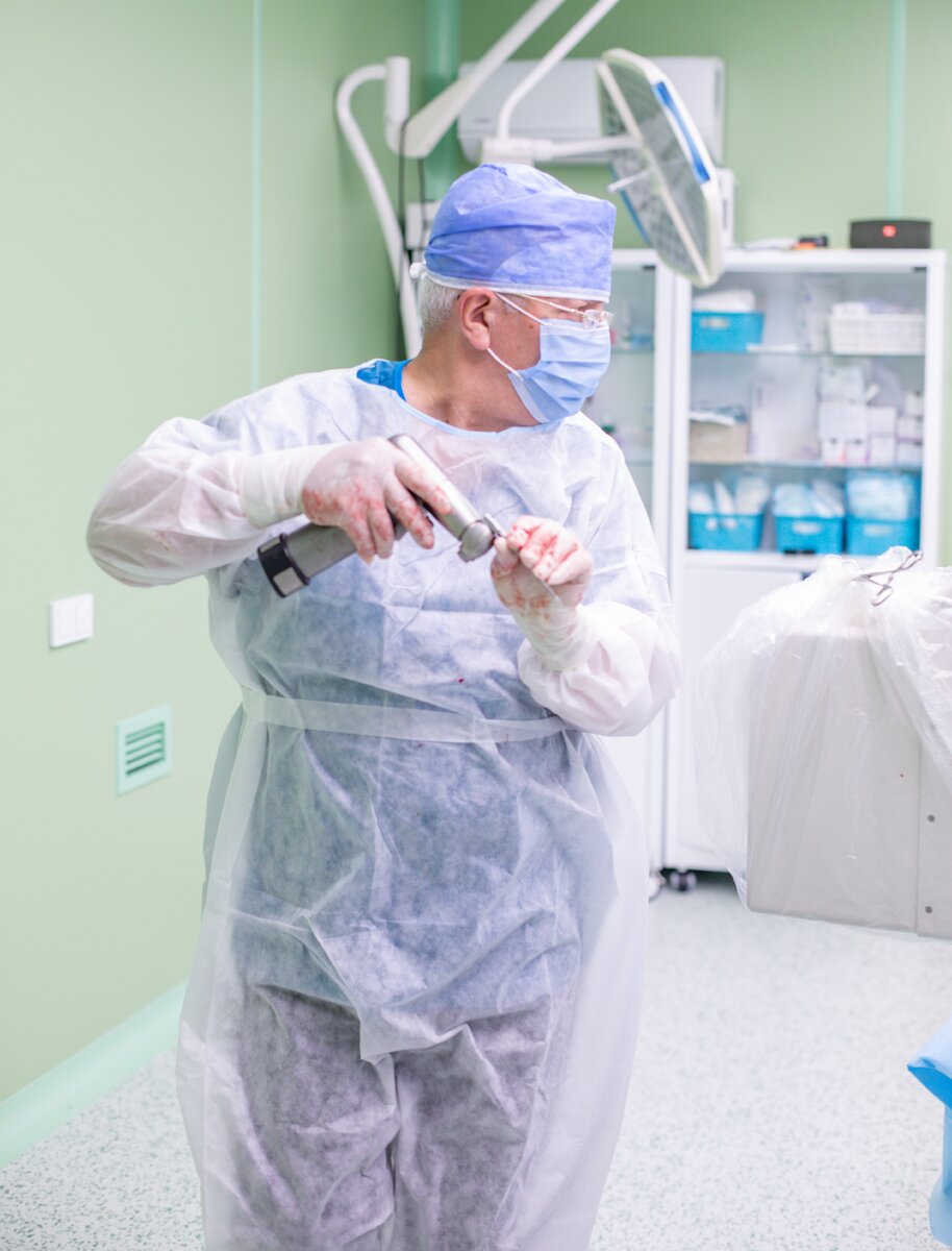 Доктор Цуканов во время операции