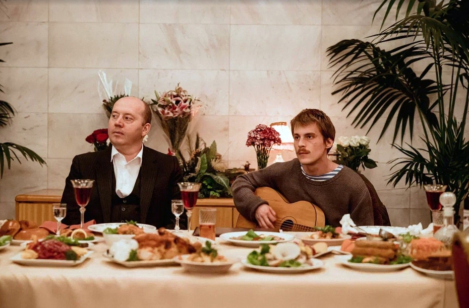 Слева - Сергей Бурунов, Справа- Иван Янковский в роли Адидаса Старшего.