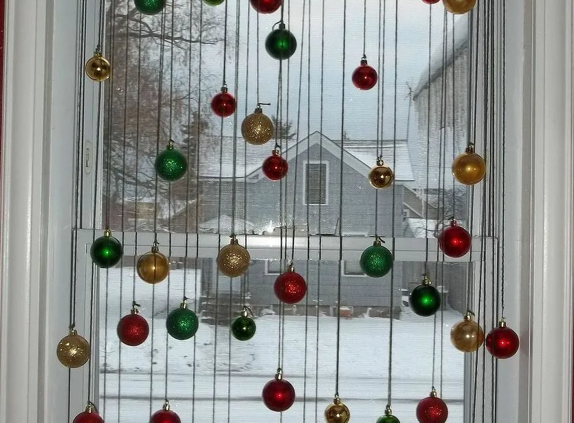украшение окна шарами к новому году. украшение окна на новй од. как украсить окно шариками к новому году. как украсить окно шариками к новому году. елочные шары на окна.