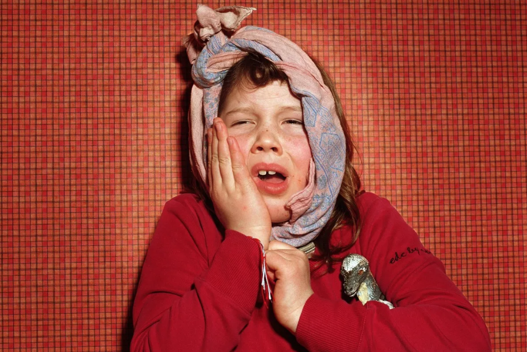 Человек с больными зубами. У девочки маленькой болят зубы. Болит зуб фото. Девочка болит зуб. Девочка подросток плачет.