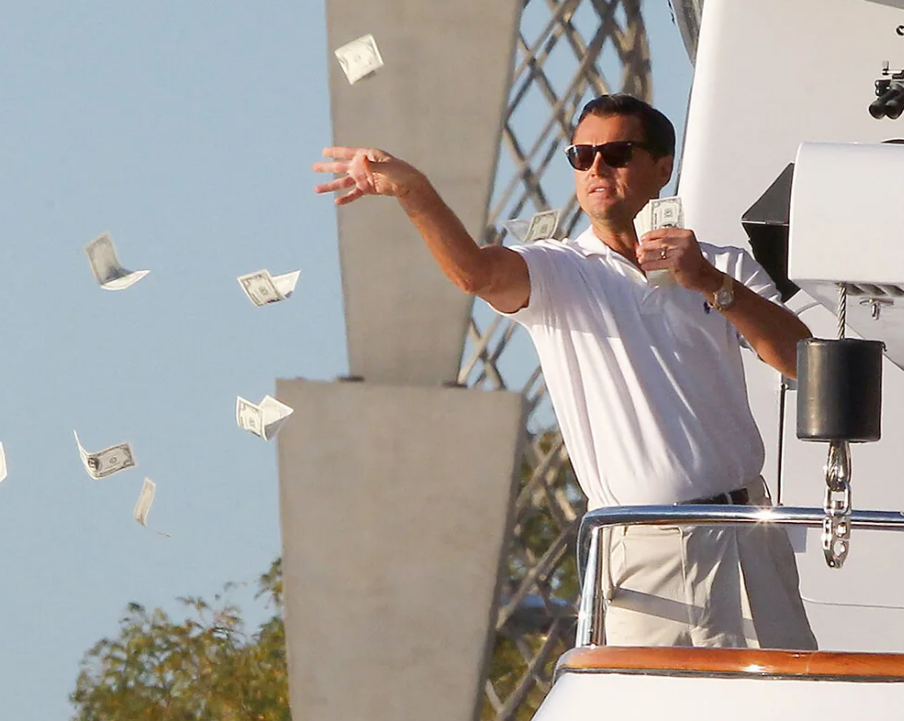 Я всегда сорила деньгами. Я всегда сорила деньгами. Трата денег. Ди каприо волк с уолл стрит. Леонардо ди каприо с деньгами.