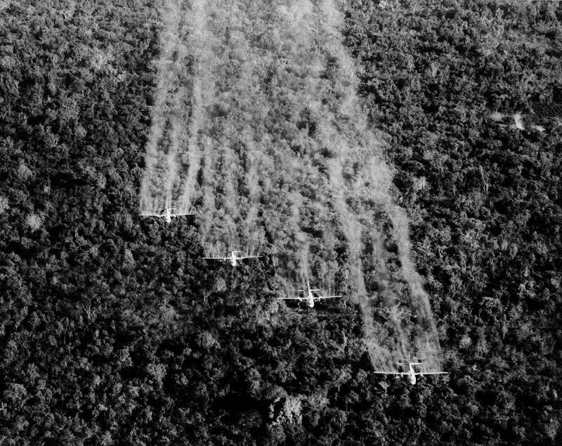 Распыление самолётами США химикатов над лесами Вьетнама