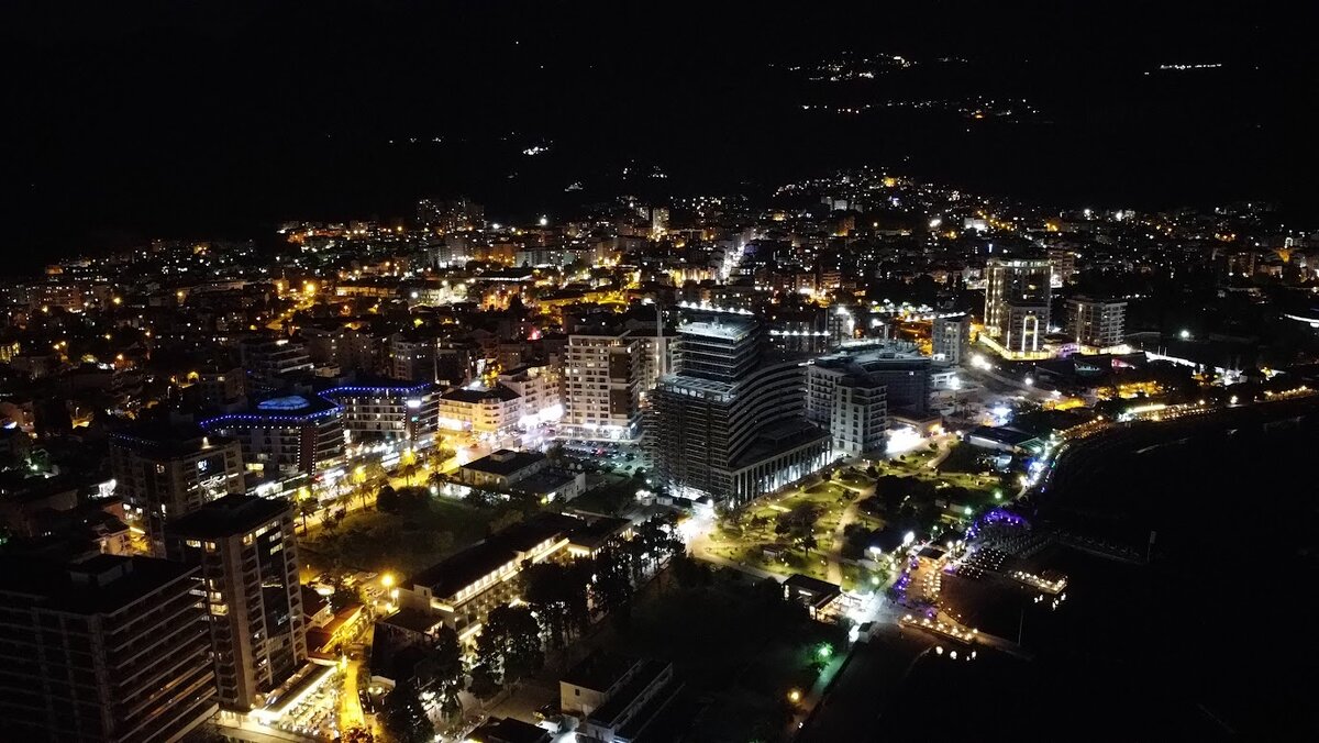 Недвижимость у моря сама себя не построит, без денег-то. Вечерняя Будва с дрона, фото автора.