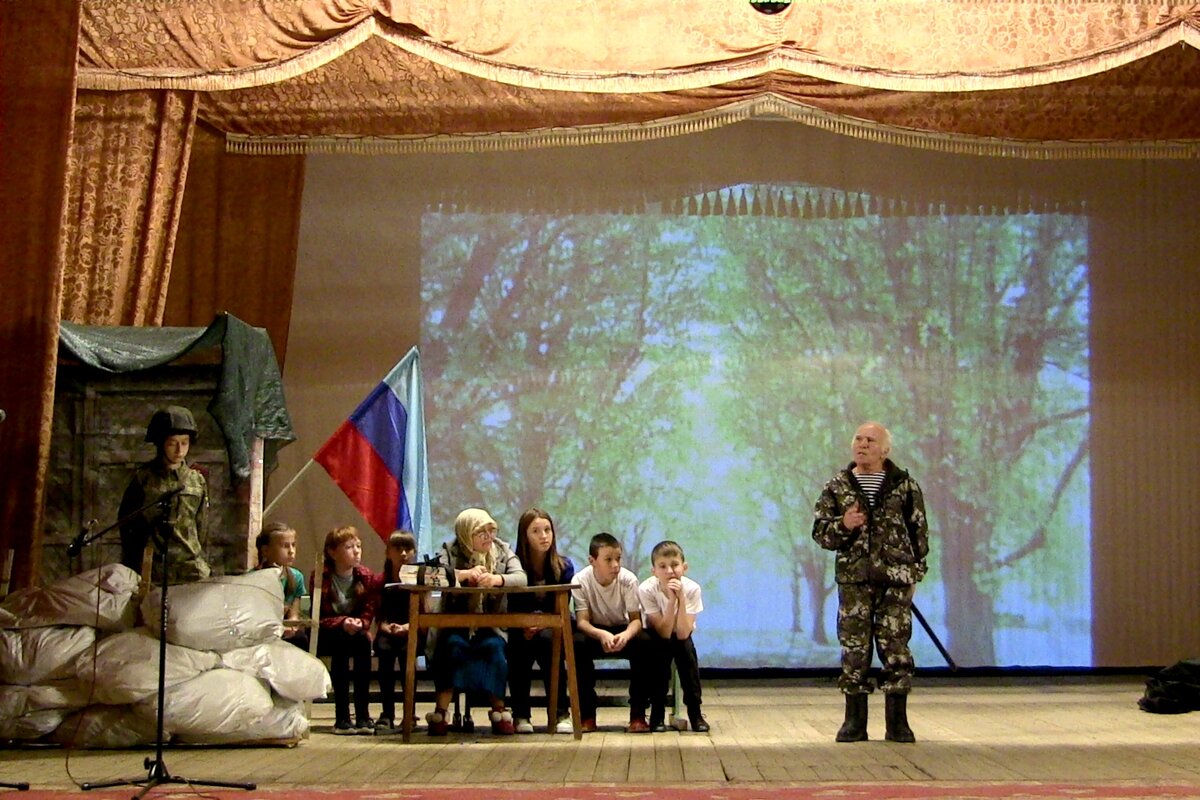 5 декабря 2023 года на сцене большого зала ДК Петровского состоялась премьера театрализованной постановки "С Верой в Победу" по пьесе Светланы Тишкиной о детях Донбасса.