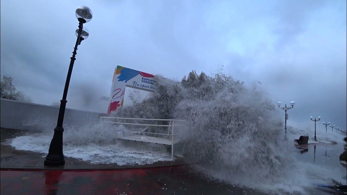 26 ноября обрушился сильнейший шторм на Черноморское побережье, который нанес значительные повреждения на береговой линии. «Шторм века» не пощадил ни Сочинское, ни Крымское побережье. Но благо все закончилось без существенных жертв. Узнав эту информацию из одного паблика, выложила свои мысли в рифме.