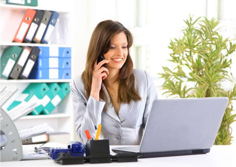 Девушка менеджер по работе с клиентами