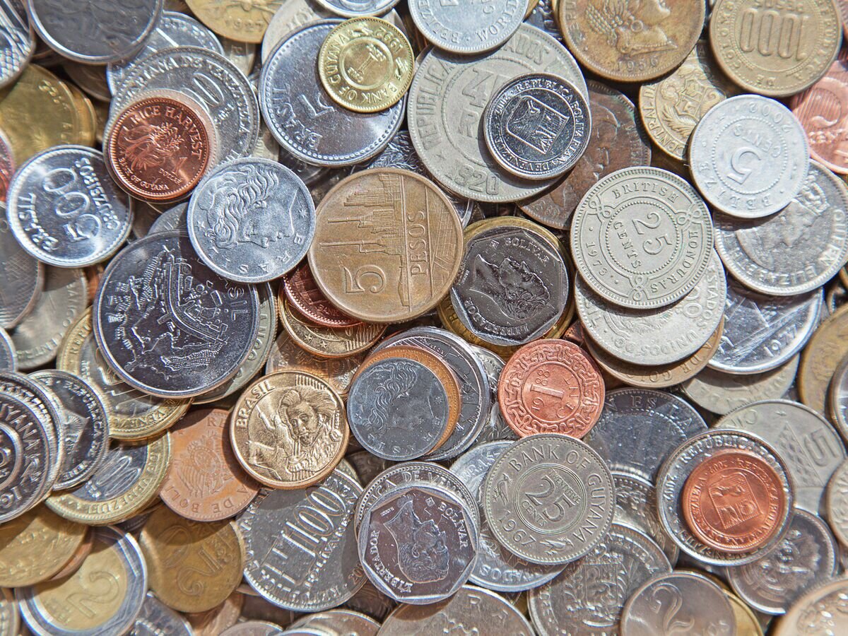    Монеты разных стран© Fotolia / swisshippo
