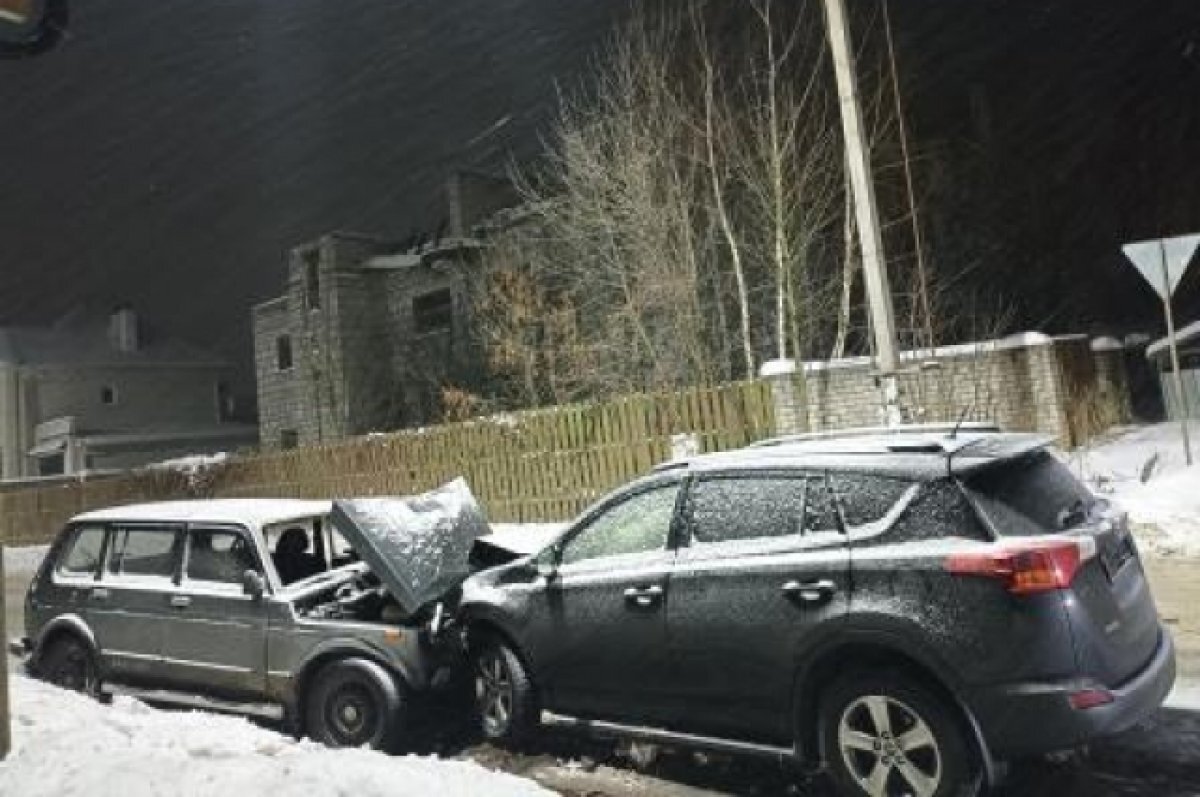    Водитель «Нивы» попал в больницу после столкновения с Toyota в Брянске