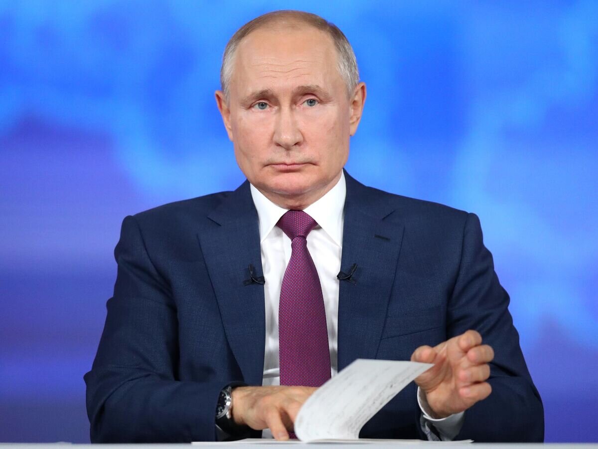    Президент РФ Владимир Путин отвечает на вопросы россиян во время ежегодной специальной программы "Прямая линия с Владимиром Путиным"© РИА Новости / POOL