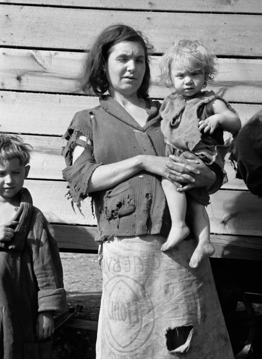 Мать и ребенок из семьи из девяти человек, живущих в поле на шоссе 70 США в Теннесси, недалеко от реки Теннесси. 1936.  Фотографии времен Великой Депрессии США выставили в Музее Голодомора на Украине