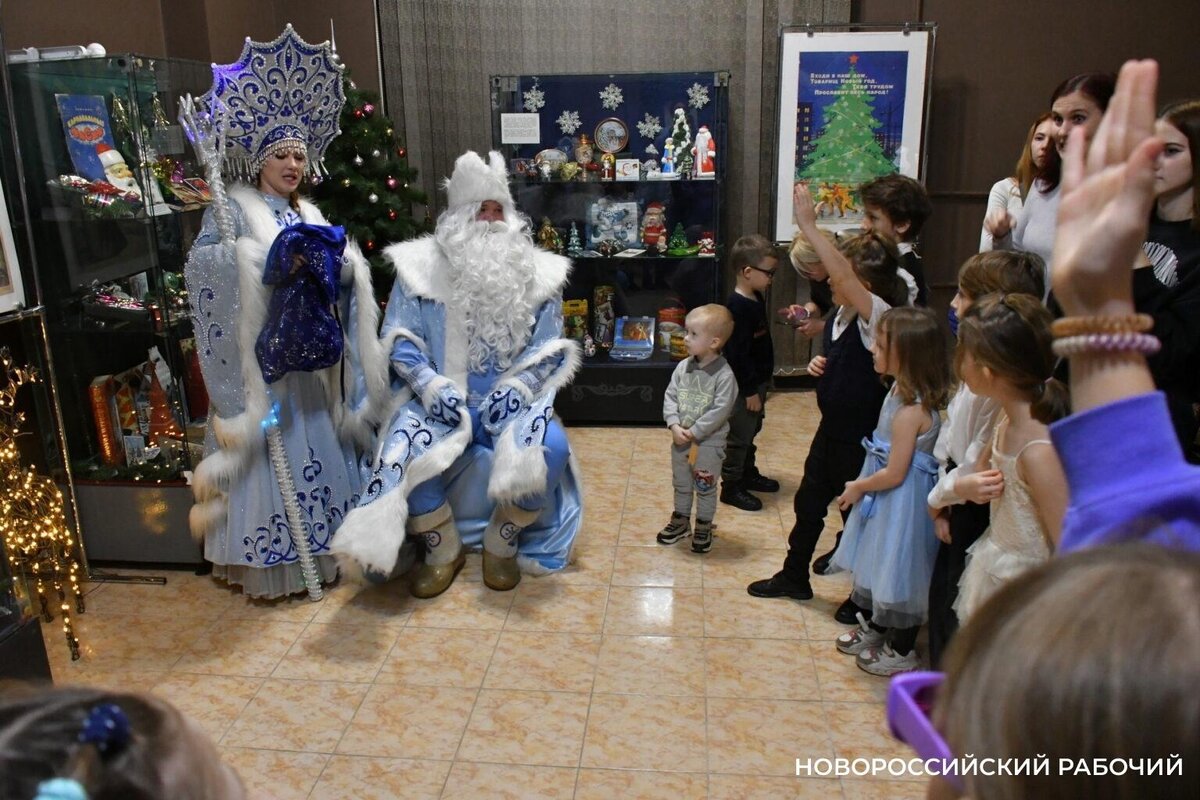 Во время войны новогодние шарики делали из медицинских колбочек |  Новороссийский Рабочий | Дзен