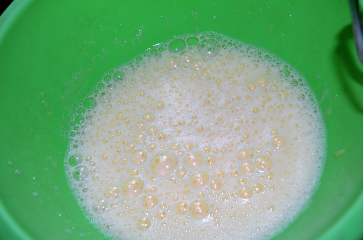    Взбиваем яйца