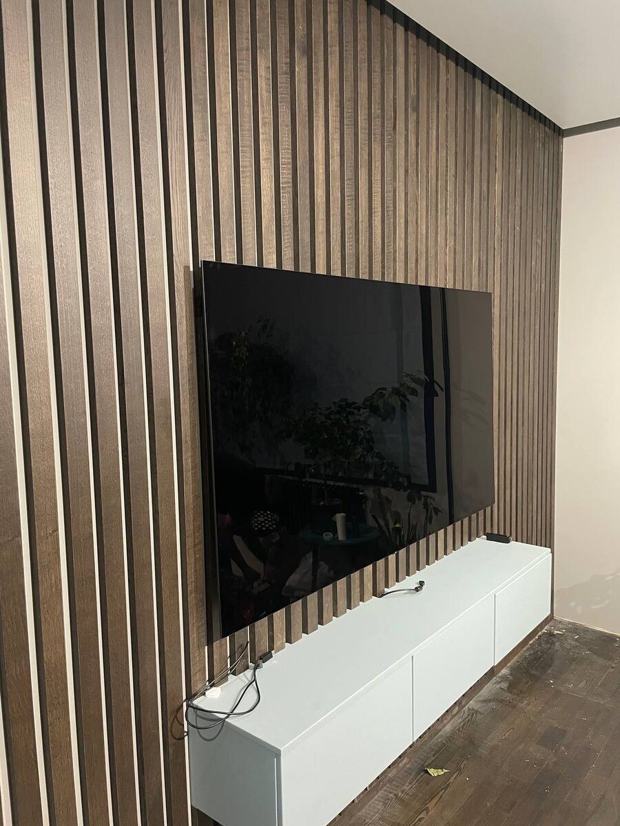 Рейки в зоне ТВ. Все провода от ТВ к приставкам проходят внутри реек