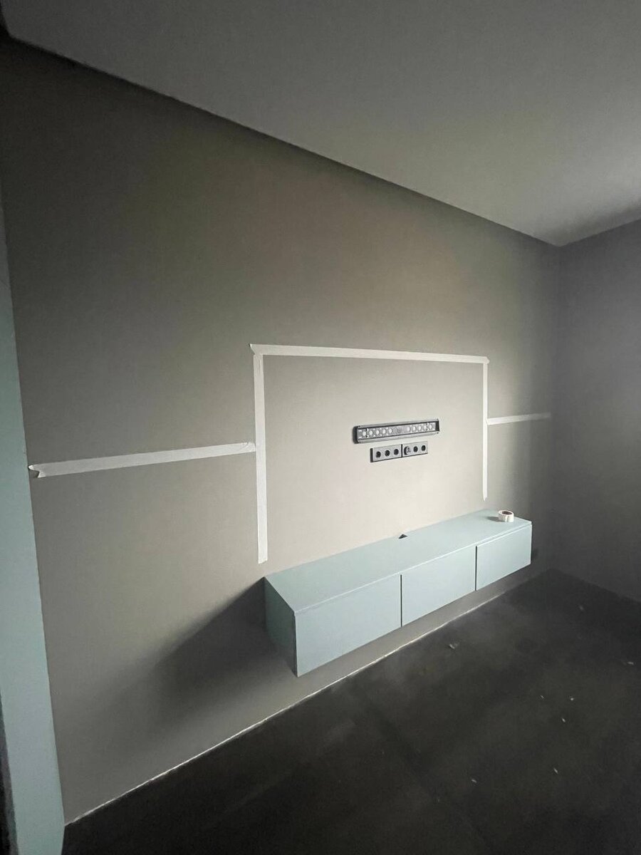 Первый этап монтажа - разметка под рейки на стене