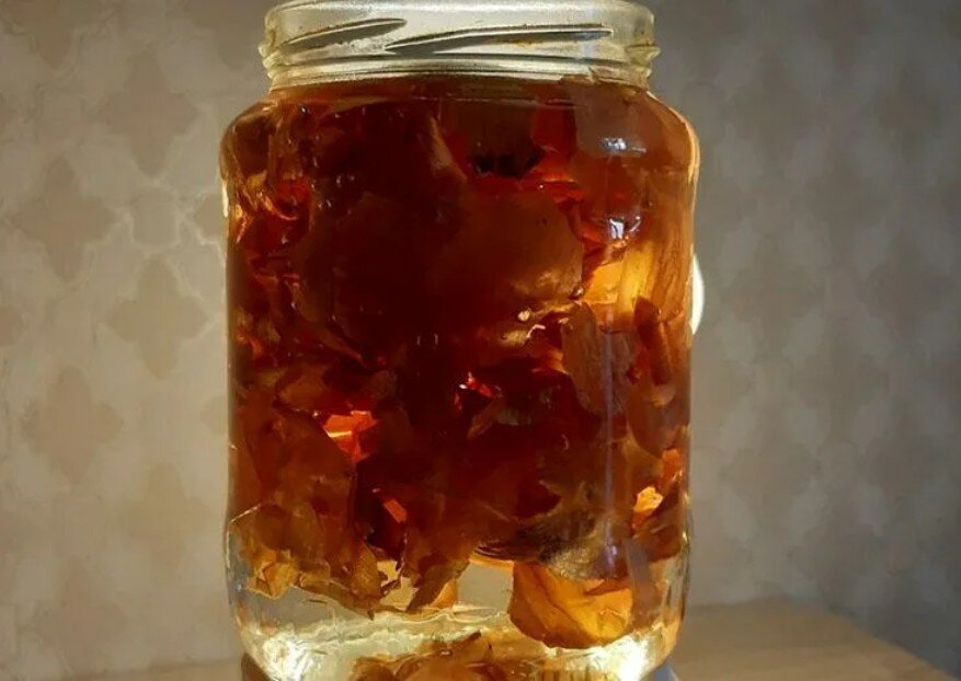 В красной луковой шелухе полезных веществ в 7 раз меньше чем в шелухе желтых луковиц. У белого лука полезных веществ в шелухе нет