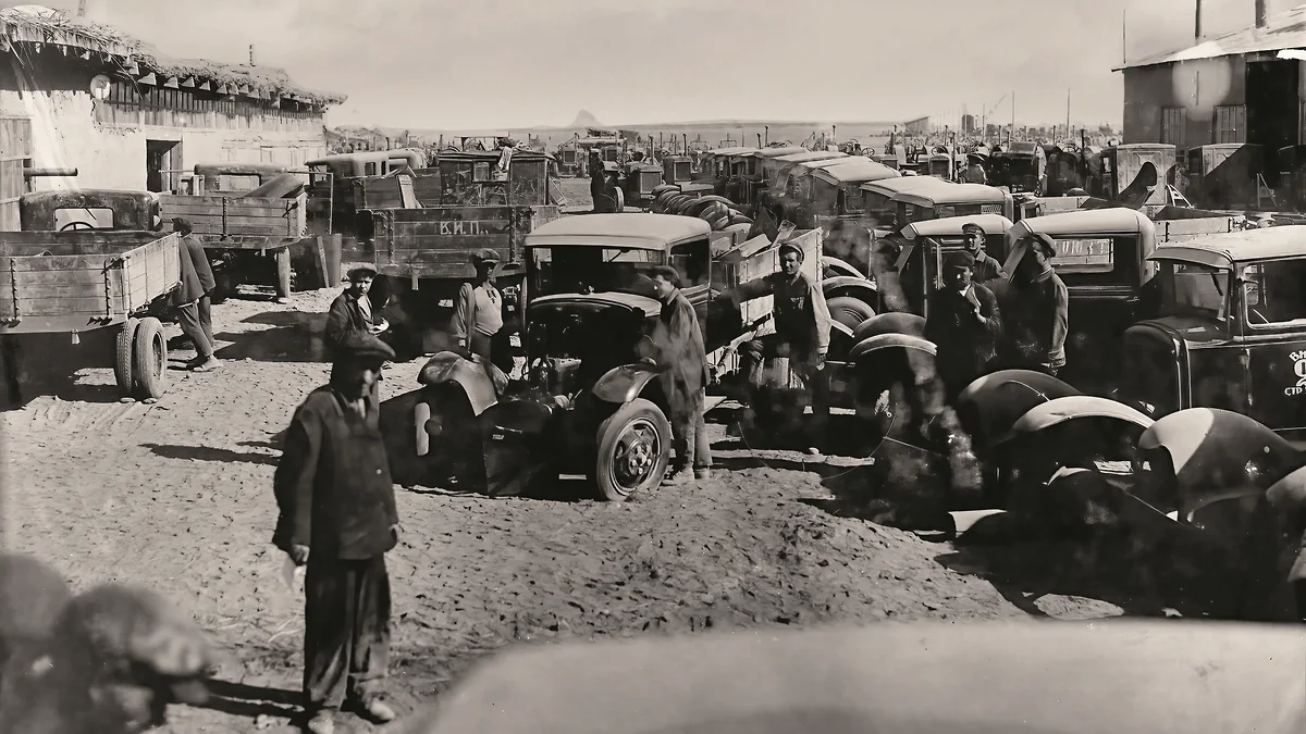 Техника не выдерживала жаркого климата и тяжелых условий эксплуатации на Вахшстрое. Автомобили и тракторы быстро вырабатывали ресурс, а затем скапливались на таких вот стоянках. Дальнейшая их судьба неизвестна 

Фото: www.photo-war.com