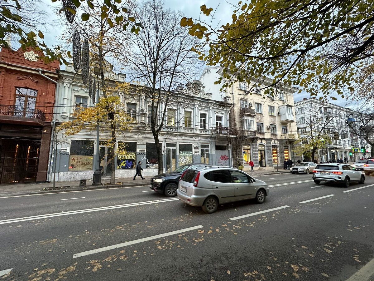 В Краснодаре на улице Красной разрушающийся дом-памятник портит имидж  итальянского дома моды | Блокнот Краснодар | Дзен