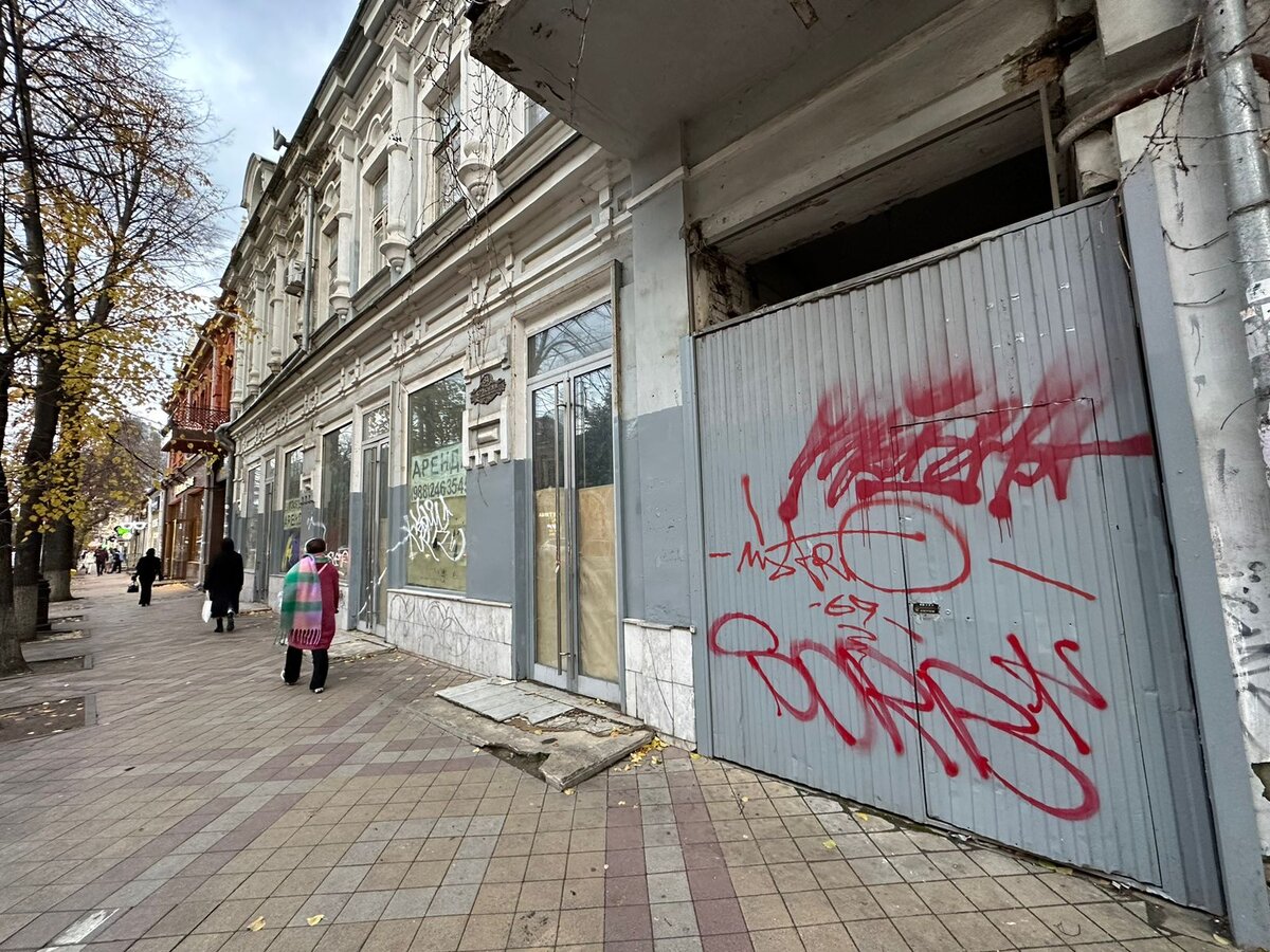 В Краснодаре на улице Красной разрушающийся дом-памятник портит имидж  итальянского дома моды | Блокнот Краснодар | Дзен