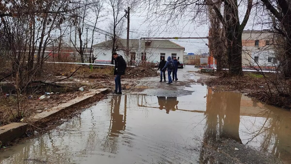 Мордор в Волгограде: горожан засасывает в грязевые болота у станции  электрички | НовостиВолгограда.ру | Дзен