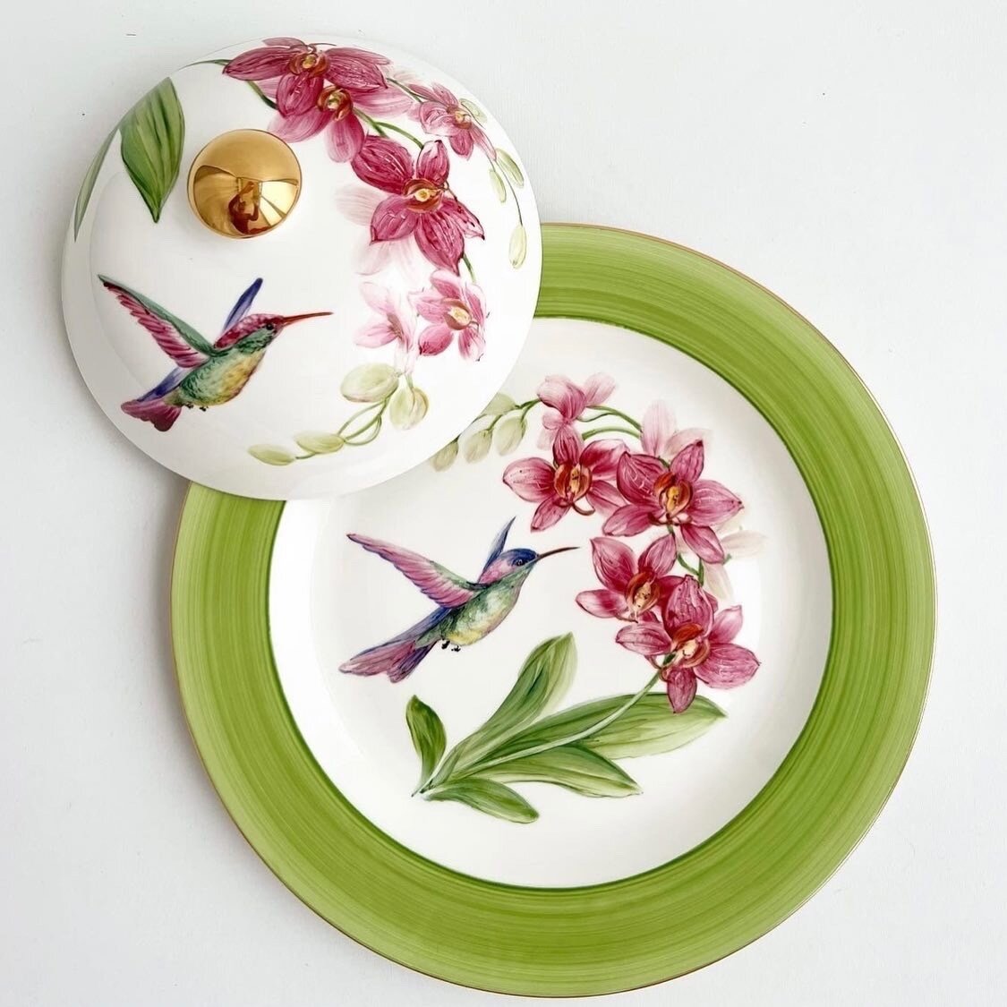 Блинница или блюдо-клош. Диаметр блюда - 30 см, колпак - 20 см. Надглазурная роспись фарфора, обжиг при 800С. В работе использован 12% золотосодержащий препарат. 