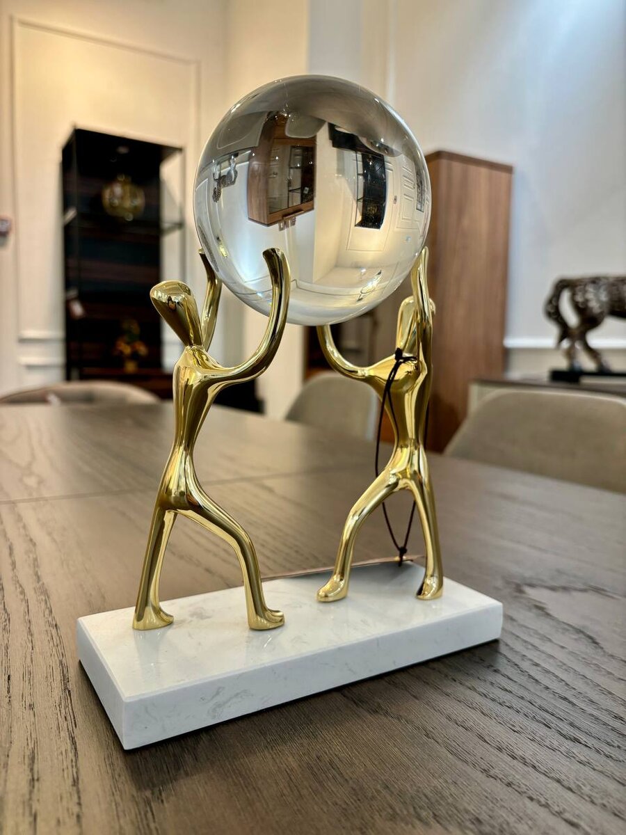 статуэтка Garda Decor на экспозиции в салоне Blomer 