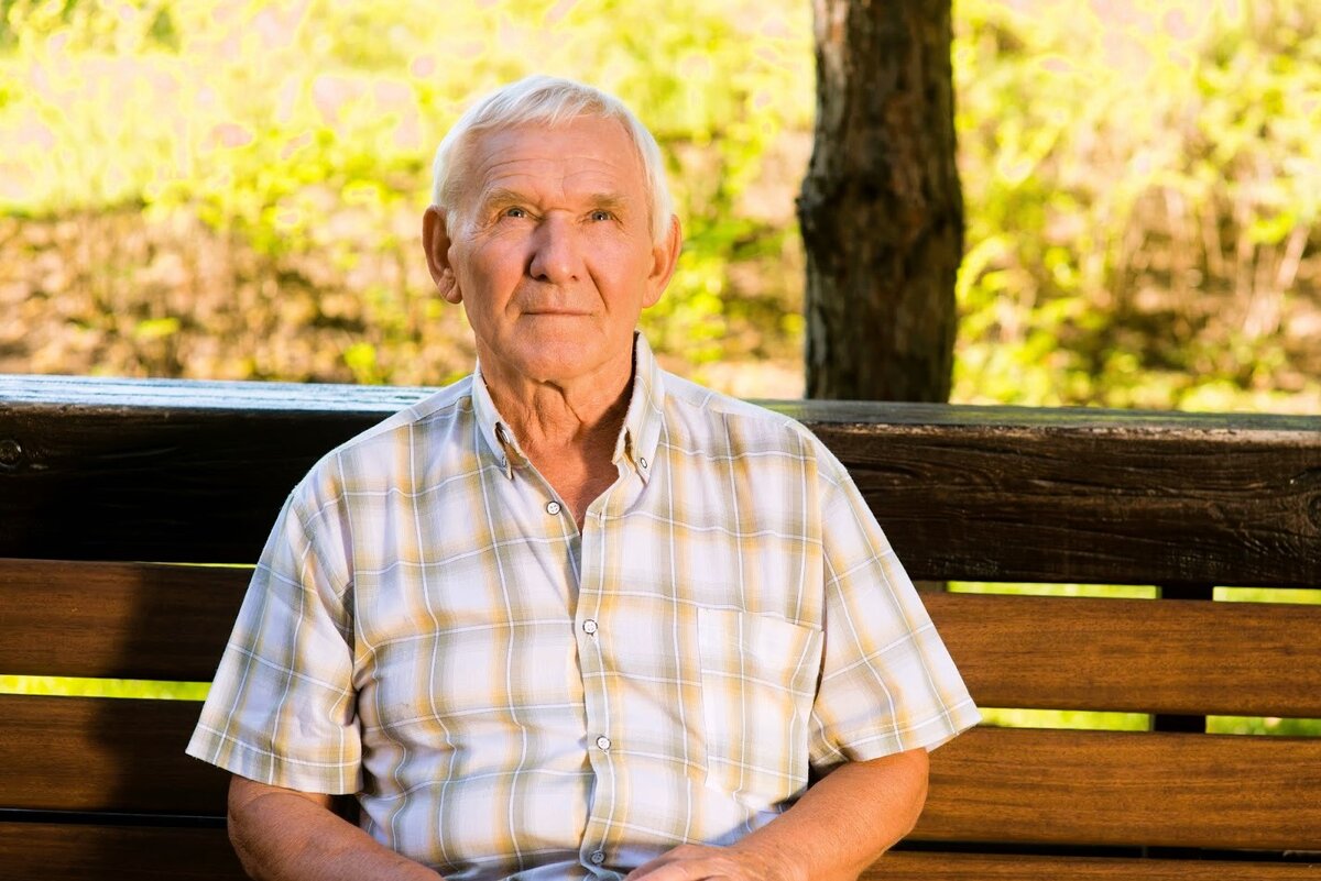 Old men look at my. Пожилой мужчина. Пожилой человек в рубашке. Пожилой мужчина в рубашке сидит. Пожилой мужчина на даче.