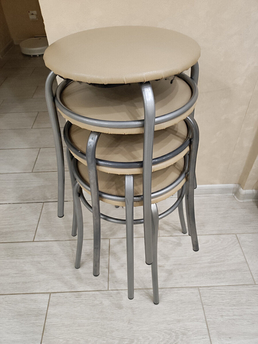 Старые табуреты теперь в резерве - ждут прихода гостей. @ Горбунов Сергей