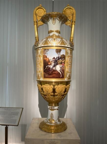 Ваза по картине Рафаэля "Святой Георгий" Россия, Санкт-Петербург, 1913-1914 гг.
162,0х57,0х50,0 см. Музей Императорского фарфорового завода. 
Картина Рафаэля Санти "Святой Георгий" до конца 20-х годов XX века хранилась в Эрмитаже. Продана за границу, в настоящее время в Национальной галерее Вашингтона.