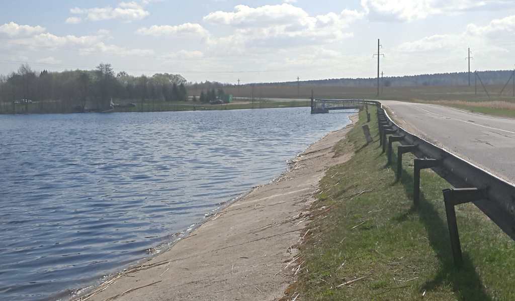 Аномалии дна часто замечаю рядом с бетонными сооружениями
