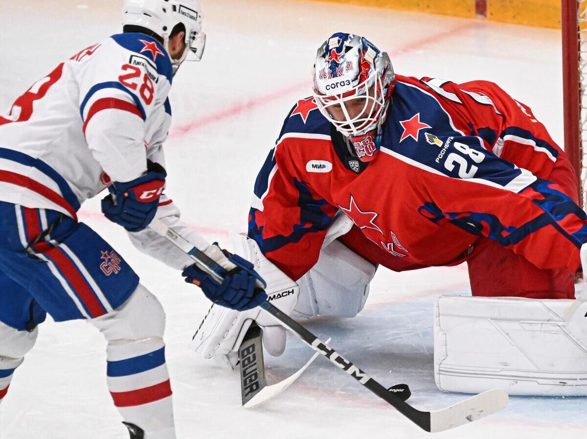    Игрок СКА Сергей Толчинский (слева) и игрок ЦСКА Иван Федотов© РИА Новости / Владимир Федоренко